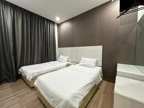 une chambre avec deux lits et une fenêtre dans l'établissement The Wave Residences Melaka 4pax 2R1B, à Malacca