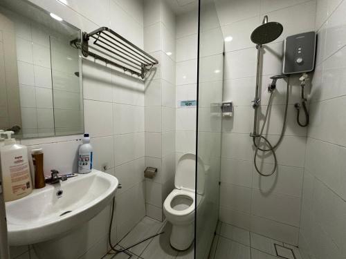 une salle de bains avec douche, toilettes et lavabo dans l'établissement The Wave Residences Melaka 4pax 2R1B, à Malacca