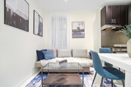 ein Wohnzimmer mit Sofa und Tisch in der Unterkunft 3BR Serene Suite Near Central Park in New York