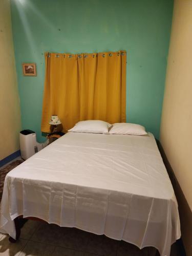 Ένα ή περισσότερα κρεβάτια σε δωμάτιο στο Val's House with private parking