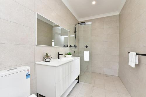 Ванная комната в Anambah Ridge Retreat - Spa, Firepit & Wedding Stay