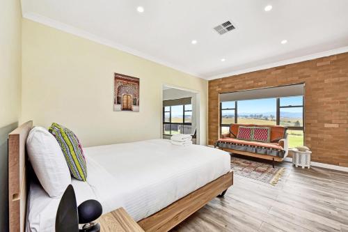 Кровать или кровати в номере Anambah Ridge Retreat - Spa, Firepit & Wedding Stay