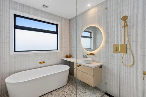 Un baño de Duneview Luxe Ocean Grove Sleeps 8, 4 bedroom, aircon,heating throughout, Designer quality, Perfect wedding stay, family friendly, Beach, Park, Shops