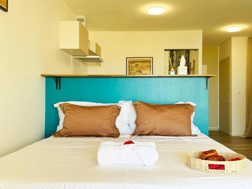 En eller flere senge i et værelse på Air-conditioned sea access studio, fiber optic, parking