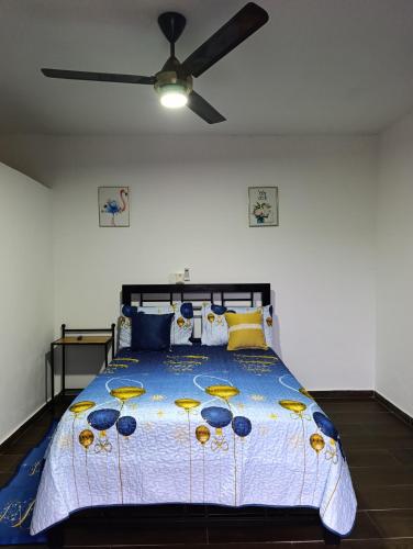 a bedroom with a bed with a blue and yellow bedspread at Apart hotel Costa Verde Exclusivo y Seguro #5 con cama Queen in Las Galeras