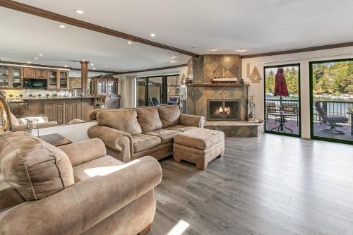 een woonkamer met een bank en een open haard bij Lakeside Comfort condo in Lake Arrowhead