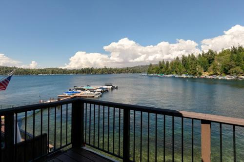 uitzicht op een rivier met boten aangemeerd op een steiger bij Lakeside Comfort condo in Lake Arrowhead