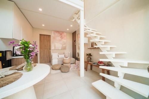 ein Zimmer mit einer Wendeltreppe in einem Haus in der Unterkunft Villa VIDA - Stylish 1-Bedroom Villa with Private Pool in Bingin Beach