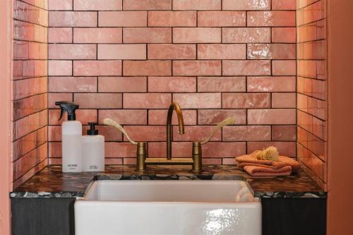 Φωτογραφία από το άλμπουμ του Miss Midgley's - Locker Room στο Μπρισμπέιν