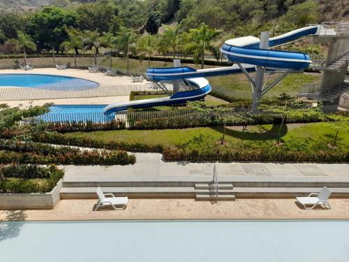 Πισίνα στο ή κοντά στο Agradable y confortable apto vacacional en Santa Fé de Antioquia-Colombia dentro de condominio con piscina, tobogán, zonas recreativas, jardines y espectacular vista