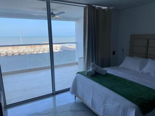 une chambre avec un lit et une vue sur l'océan dans l'établissement Caribbean Dream Suite, à Carthagène des Indes