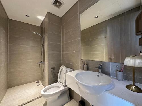 een badkamer met toilet en wastafel bij The Urban Origami S703 in Long Bình