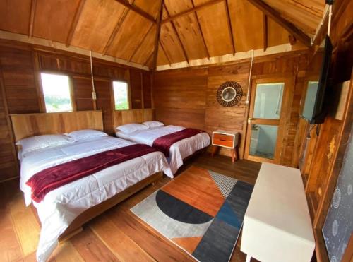 Ένα ή περισσότερα κρεβάτια σε δωμάτιο στο Florinsa cabin house