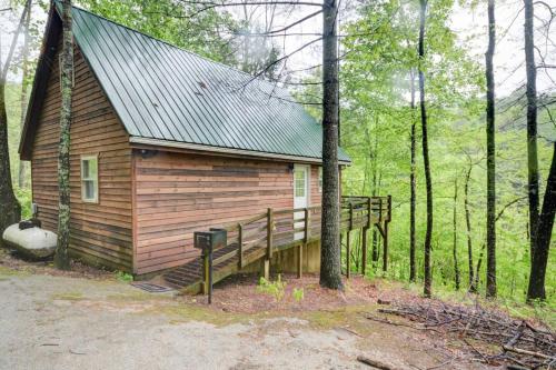 une petite cabane au milieu des bois dans l'établissement Hot Tub & WiFi - Hidden Chalet Red River Gorge KY, à Campton