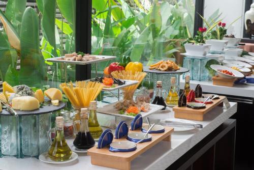 ein Buffet mit vielen Tellern mit Essen auf einem Tisch in der Unterkunft Khmer Lodge - Eco-Lodge in Phumĭ Réach Born