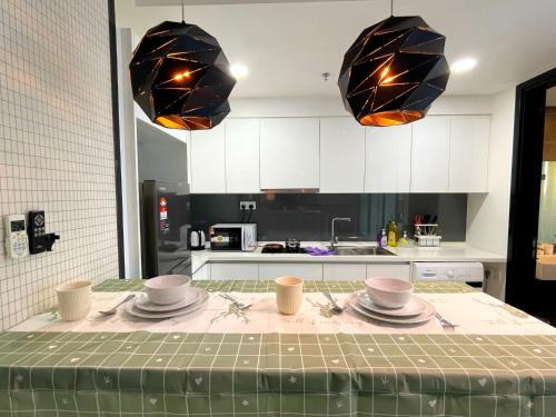 Nhà bếp/bếp nhỏ tại Almas Suites Tower Design Puteri Harbour