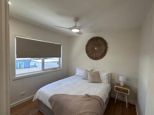 une chambre avec un lit blanc et une fenêtre dans l'établissement Swansea 2 Bedroom Apartment, à Swansea