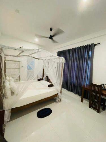 Postel nebo postele na pokoji v ubytování No 36 Mirissa