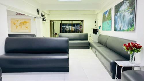 a waiting room with a couch and a table at Bangkok-Pratunam Hotel in Ban Nong Chaeng
