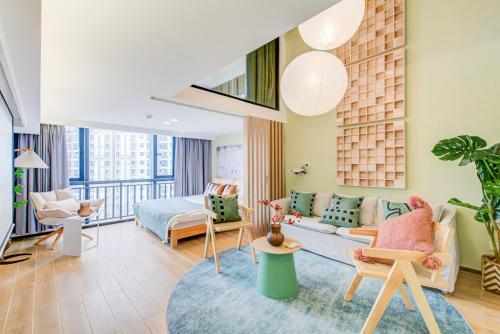 a living room with a bed and a couch at Yangji Yeju in Zhuhai
