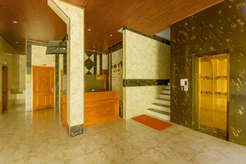Hoi NghiaにあるKhách Sạn Hội Nghĩa Bình Dươngの建物内の階段のあるロビー