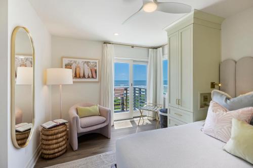 Un dormitorio con una cama y vista al mar. en WS4456: 4456 Windswept, en Kiawah Island