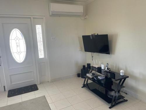 TV a/nebo společenská místnost v ubytování Pams Lodge Barbados