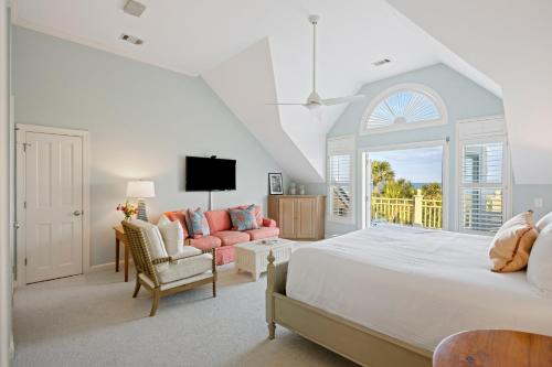 Un dormitorio con una cama grande y un balcón. en PALM3700: 3700 Palm Blvd., en Isle of Palms