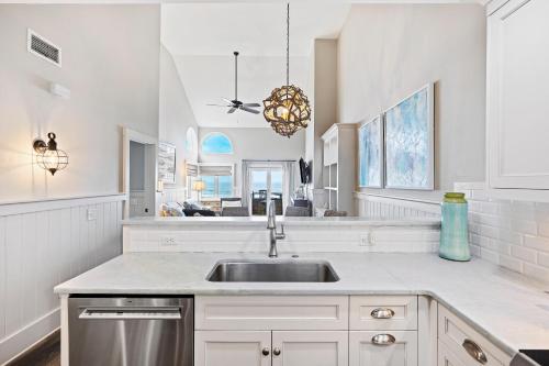 una cocina con fregadero y encimera en WS4460: 4460 Windswept, en Kiawah Island