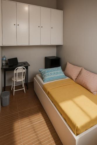 Кровать или кровати в номере Islana Stay Rm B for 1pax only