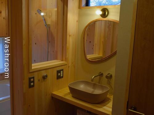 a bathroom with a sink and a mirror at and farmクラインガルテン in Nirasaki