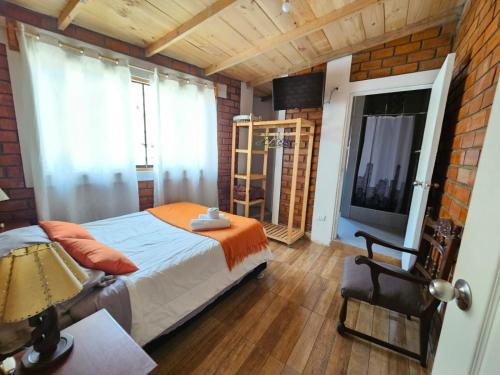 una camera da letto con un letto e una TV in una stanza di Hotel Nuestro Amo a Sayán