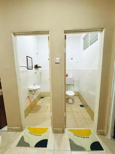 にあるLaman D'Maneesのトイレと洗面台のあるバスルーム