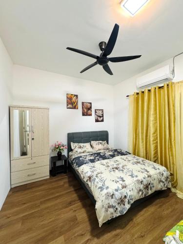 にあるLaman D'Maneesのベッドと天井扇風機のある寝室