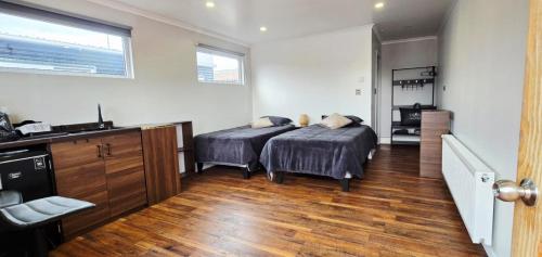 a bedroom with two beds and a kitchen and a kitchen at Micha Loft in Puerto Natales