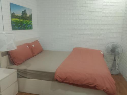 Habitación pequeña con cama en habitación en Dandelion Home 24C Dalat, en Xuan An