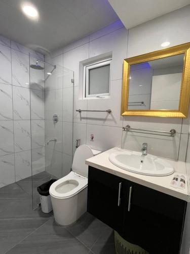 Ένα μπάνιο στο Sheryll Escapes - Kandi White Studio with balcony Housekeeping & Wi-Fi!