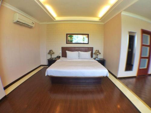 a bedroom with a large bed in a room at Grand Hoyah Hotel in Olongapo