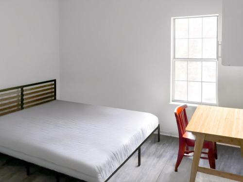 En eller flere senge i et værelse på Corporate Suite Top Floor Loft with Garden View