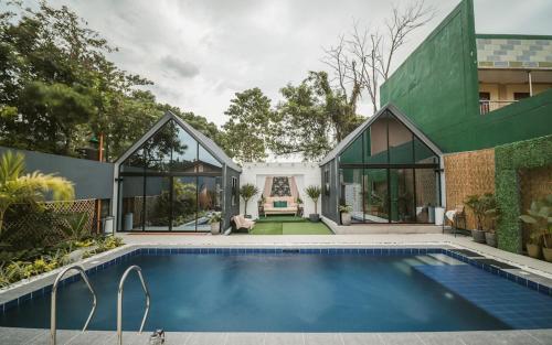 una piscina davanti a una casa di Private Villa with Pool - Intimate Celebration a Manila