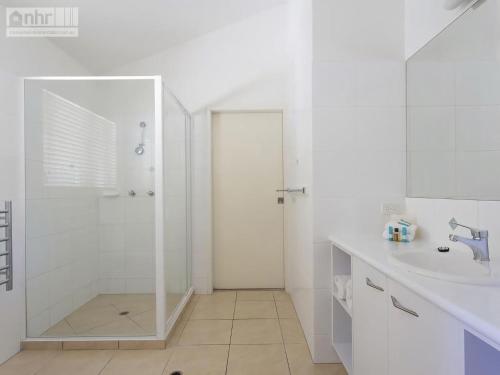 Ένα μπάνιο στο Witta Circle 65