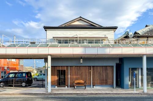 a building with a balcony on top of it at Haguruma芦屋 in Ashiya