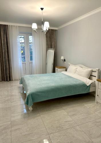 Ένα ή περισσότερα κρεβάτια σε δωμάτιο στο Апартаменти La Storia