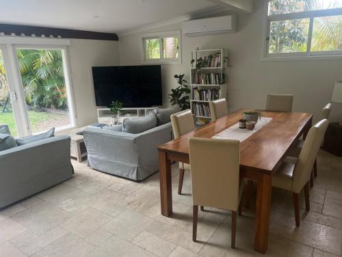 TV a/nebo společenská místnost v ubytování Northern Beaches Family Home with Direct Park Access