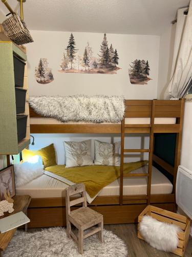a bunk bed in a room with a bed at Centre, luxueux appartement, terrasse, vue panoramique, parking, 2 chambres pour 6 personnes in Isola 2000