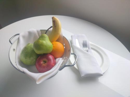 Eine Obstschale mit Gabel und Messer auf einem Tisch. in der Unterkunft Fairfield by Marriott Belagavi in Belgaum