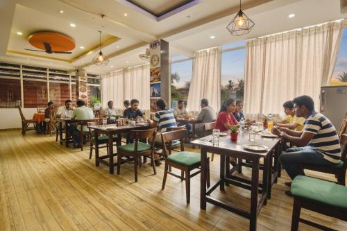 Restaurace v ubytování Via Joaquim Beachside Resort - Nr Tito's Lane, Baga Beach