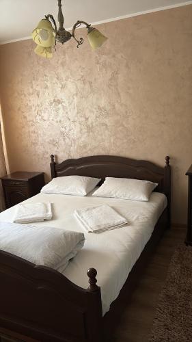a bedroom with a bed with two pillows on it at Apartament Leonardo in Roman