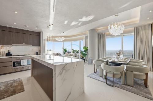 Balcony with Majestic Sea and Palm View with Assistant Room, Private Beach Access, Minutes from Marina and Palm Jumeirah Destinations, Emaar Beachfront by Deluxe Holiday Homes