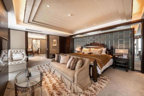 Postel nebo postele na pokoji v ubytování Shantou International Hotel